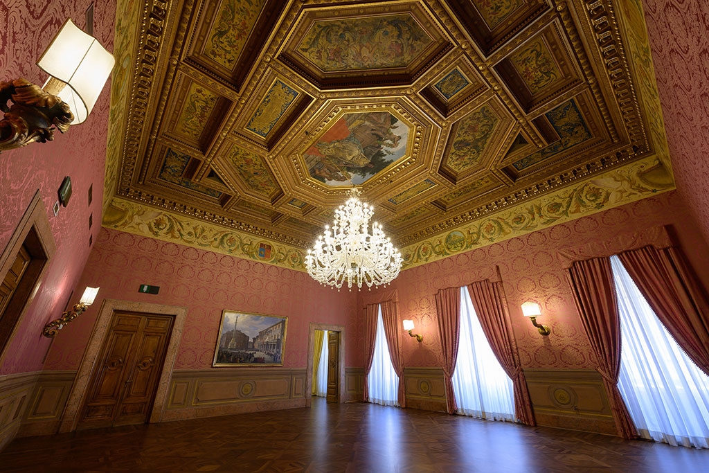 Sala rossa Palazzo Cipolla - Fondazione Roma